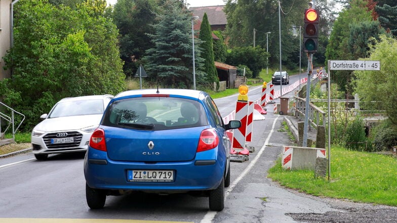 Die Problemstelle mit Ampelregelung auf der Dorfstraße in Herwigsdorf, der S143. Hier soll nun doch bald gebaut werden, was für die Verbindung aus dem Oberland und Herrnhut und Görlitz spürbar sein wird.