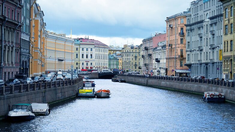 Mit dem Schiff St. Petersburg entdecken und auf der Newa die malerische Kulisse bewundern. 