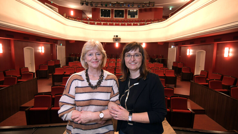 Die alte und die neue Chefin der Grünlichtenberger Theatergruppe stehen im Döbelner Theater auf der Bühne. Elke Schlieder (links) verlässt die Gruppe. Ihre Nachfolgerin wird Kati Terp.