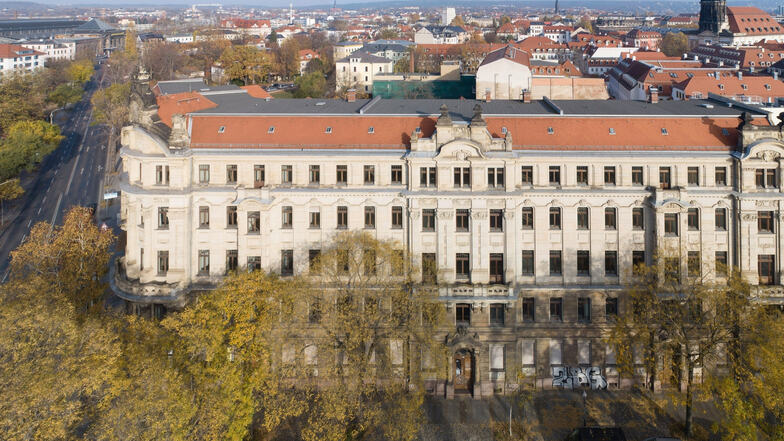Die frühere Brandversicherungsanstalt prägt den Palaisplatz. Bei der Sanierung werden viele original erhaltene Teile des neobarocken Baus restauriert.