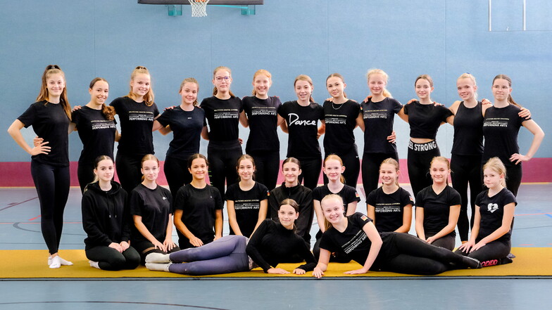Die Arriba-Tänzerinnen trainieren unter anderem in der Grundschule Mitte in Coswig. Die Juniorenformation besteht aus Jugendlichen zwischen 12 und 16 Jahren.