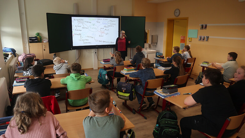 Unterricht an der digitalen Tafel bereitet Freude. Das erfährt auch die Klasse 4 b. Bei Klassenlehrerin Heike Ziegler-Simke ging es kürzlich um das Thema Frühling.