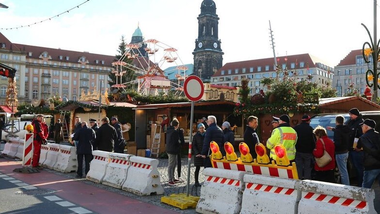 Seit Montag werden in Dresden wieder Betonsperren aufgebaut.