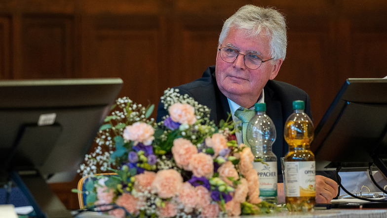 Hier gab es schon mal Blumen zum Abschied: Landrat Bernd Lange während der jüngsten Sitzung des Kreistages in Görlitz.