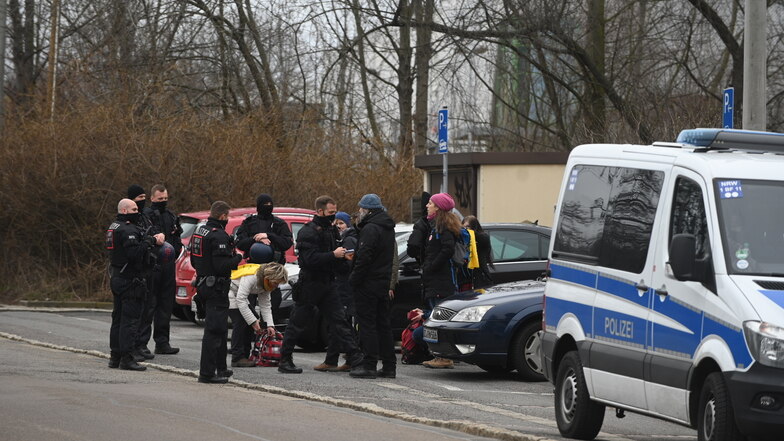 Die Polizei kontrolliert an der Kesselsdorfer Straße.