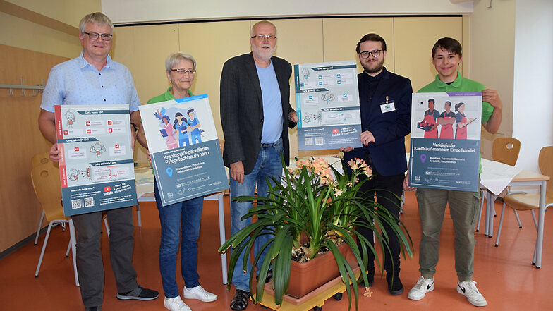 Jens Waschulewski, Martina Wolf, Joachim Glücklich, Pascal Freund und Florian Preiss (von links nach rechts) zeigen einige Steckbriefe in XL-Größe zum An-die-Wand-Hängen. Es gibt aber auch Karten zum Mit-Nach-Hause-Nehmen im Fast-Hosentaschen-Format A