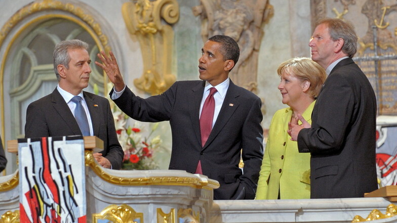 Barack Obama lobt Merkel heute in höchsten Tönen. 2009 besuchten sie gemeinsam die Frauenkirche. Mit Stanislaw Tillich und Landesbischof Bohl.