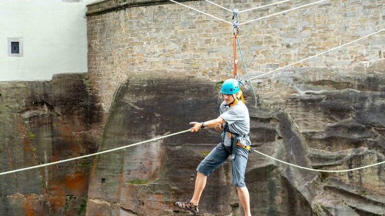 Seilabfahrt in großer Höhe: Beim Aktivfestival auf der Festung Königstein dürfen Besucher von der Festungsmauer bis zum Torhaus rutschen.