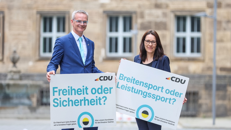 Dresdens CDU-Chef Markus Reichel und Fraktionschefin Heike Ahnert zeigen Plakate zur Stadtratswahl.