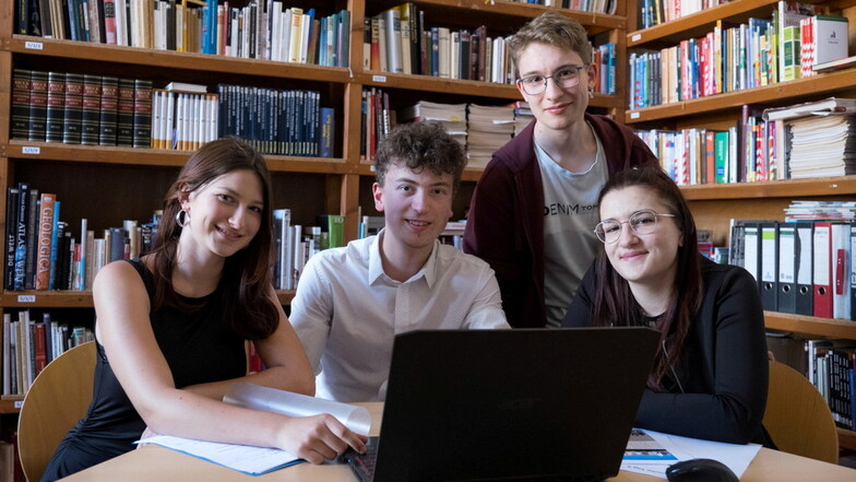 Sie sind die Redaktion der Abizeitung am Görlitzer Joliot-Curie-Gymnasium (v. li.): Noreen Hohlstein, Christoph Schwarzer, Benjamin Beutler und Leonie Biese in der Schulbibliothek.