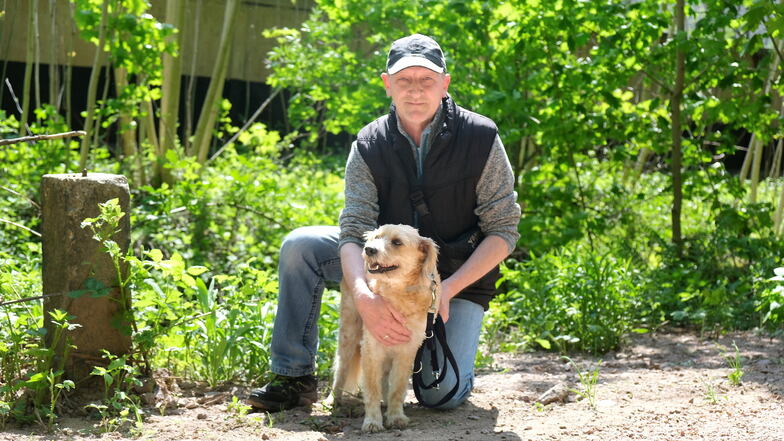 Lebensretter Lutz Meier mit seinem Hund Billy auf dem Weg "An der hohen Eifer". Gut, dass Herrchen auf seinen Freund gehört hat.