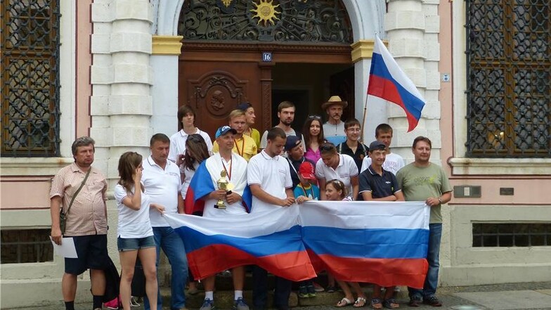 Die russische Delegation posierte vor dem Hotel "Börse". Anschließend wurde Sekt aus den Siegerpokalen getrunken.