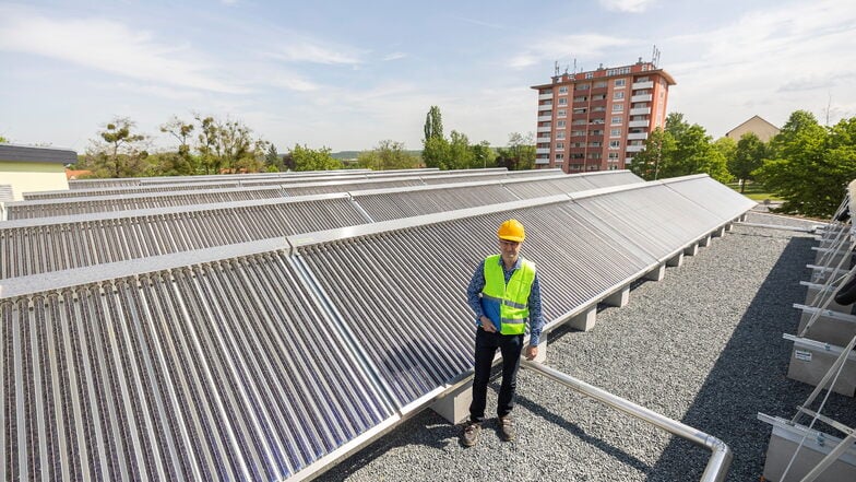 Fernwärme-Abteilungsleiter Rico Eglin an der Solarthermie-Anlage: 27 Kollektoren wandeln Sonnenlicht in Wärme um.