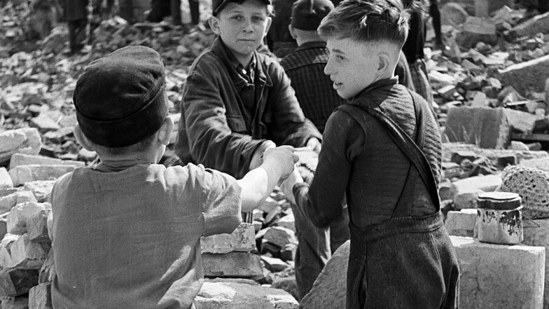 Nach dem Krieg mussten auch Kinder bei der Enttrümmerung von Dresden helfen. Viele konnten die Erfahrungen von Zerstörung und Tod nicht verkraften. Sie wurden verdrängt – und oft zum Trauma. .