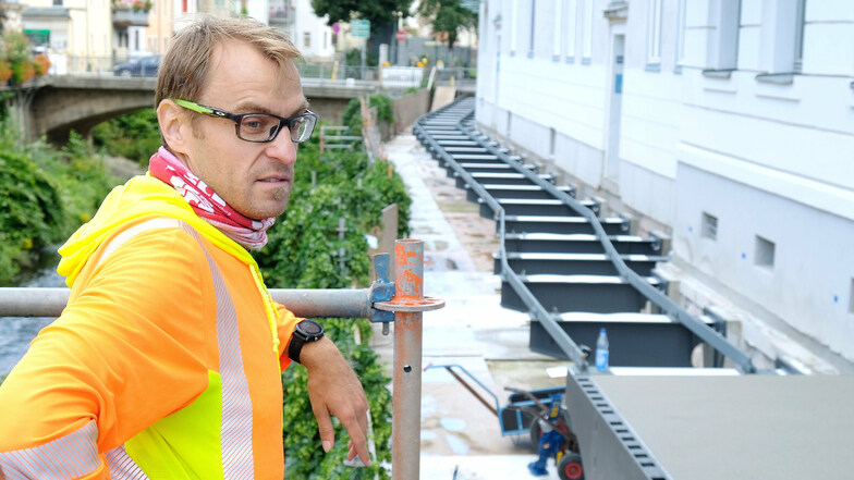 Bauüberwacher Michael Grahl informiert über den aktuellen Baufortschritt des Projekts.