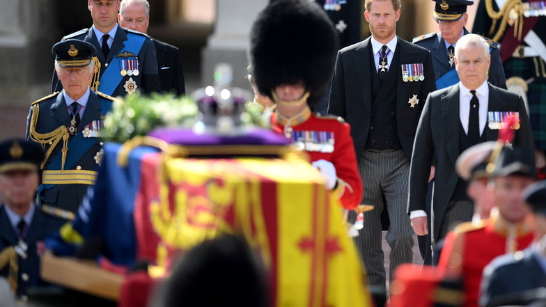 König Charles III. und weitere Familienmitglieder folgen dem Sarg von Königin Elizabeth II.