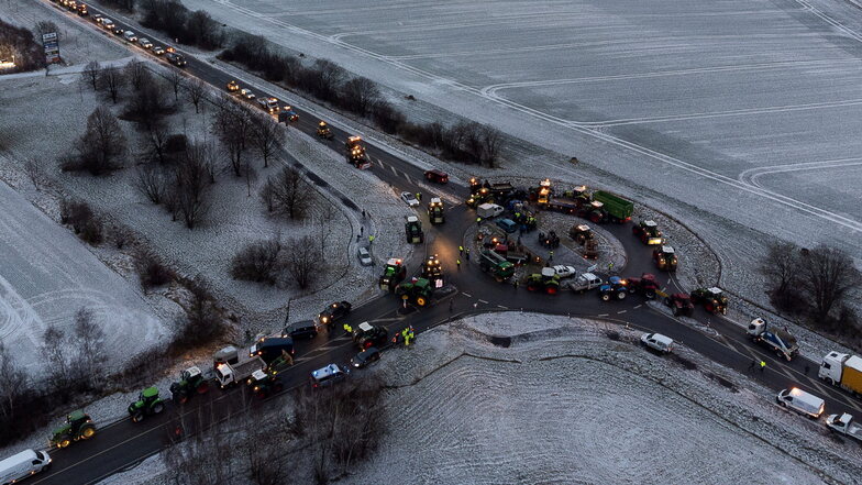 So sah der Protest der Landwirte an der A4-Auffahrt Görlitz am Montagmorgen aus der Luft aus.