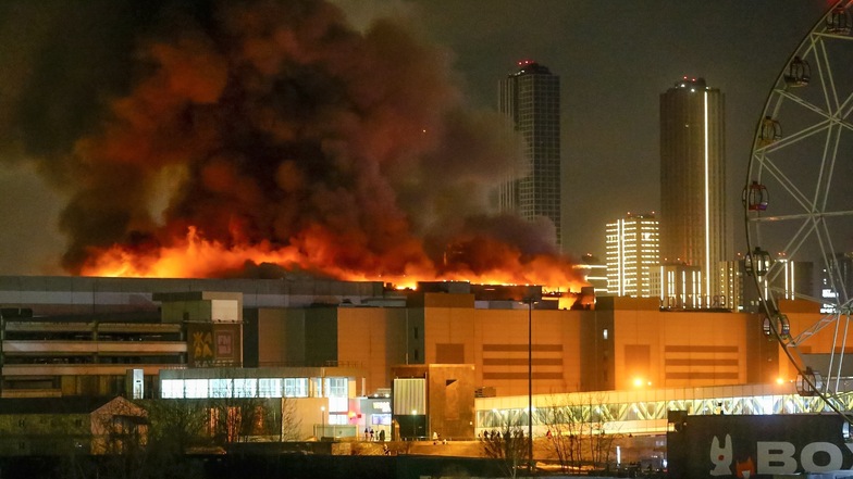 Ein massiver Brand ist über der Krokus-City Veranstaltungshalle am westlichen Rand von Moskau zu sehen.