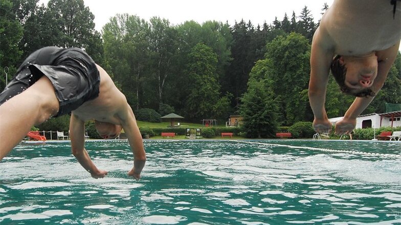 Der Kopfsprung ins Wasser gehört zu jeder Schwimmprüfung. Viele Kalkreuther Schulkinder lernten an der Schafsbrücke das Schwimmen.