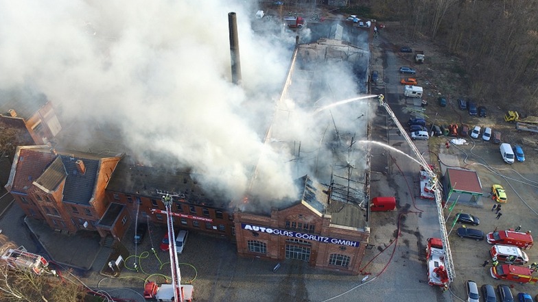 Ein Luftbild zeigt das Ausmaß des Brandes.