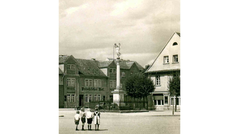 Historische Aufnahme vom Denkmal auf dem Rothenburger Marktplatz vor seiner Zerstörung 1945. In dieser Form soll auch das neue Denkmal geschaffen werden. Der Zaun herum soll aber noch nicht dabei sein.
