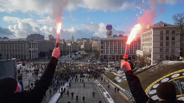 Auf dem Kiewer Maidan demonstrieren Menschen Solidarität gegen die russischen Drohgebärden. Doch wohin das Land will, ob in die NATO oder nicht, ist im Inneren umstritten.