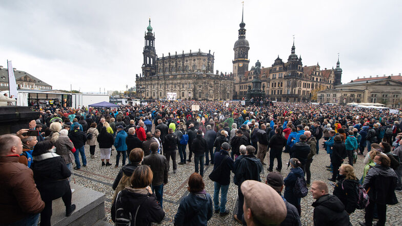 Am Samstag protestierten Tausende vor der Dresdner Semperoper