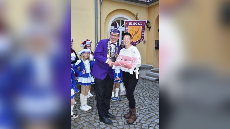 Schönauer Karnevalsclub: Bürgermeisterin Luisa Rönisch übergibt den Schlüssel an Präsident Andreas Fechner. Der Verein startet in die 49. Saison mit dem Thema: "Zu den Elchen und Fjorden - den SKC zieht's in den Norden".