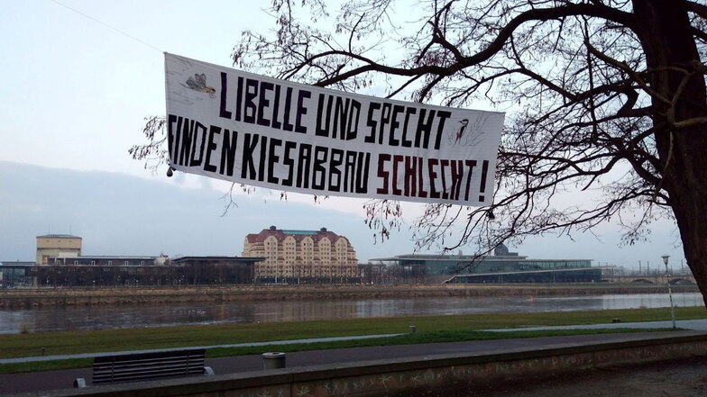 Umweltschützer haben gegenüber des Sächsischen Landtags in Dresden ein Banner aufgehängt.
