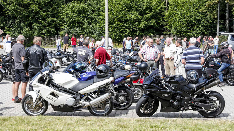 Viele Oldtimerfans kamen zum Treffen nach Neusalza-Spremberg. Gerd Bierbaum, Inhaber des Motorrad-Oldtimer-Service, hatte dazu eingeladen. 