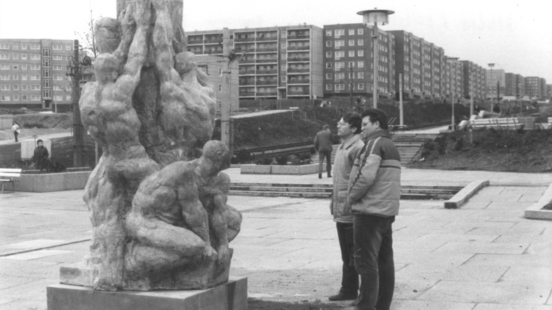 „Die Bauarbeiter“ wurden 1986 auf dem Platz der Bauarbeiter – heute der Amalie-Dietrich-Platz – aufgestellt.