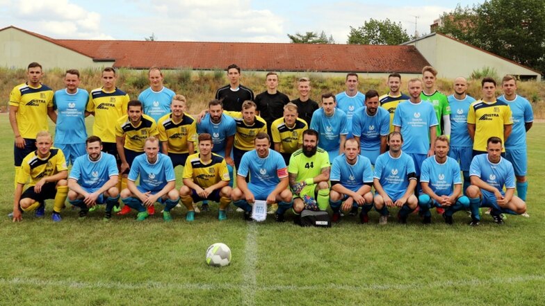 Der FSV Lauta (in Blau) maß sich am Sonntag mit dem in Gelb spielenden Regionalligisten Bischofswerdaer FV 08. Die Kräfte waren zu ungleich verteilt: Lauta unterlag 0:14 (0:7).