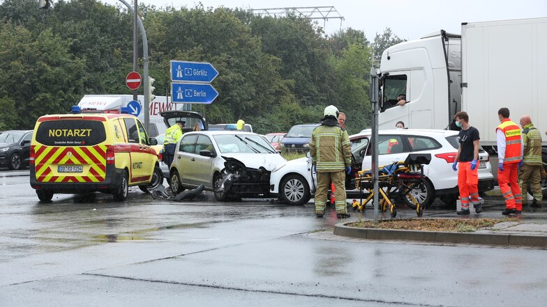 Anfang dieser Woche hat sich am Elbepark ein Unfall ereignet, an dem insgesamt drei Autos beteiligt waren. Die Kreuzung neben der Autobahn zählte 2020 zu den Unfallschwerpunkten in der Stadt.