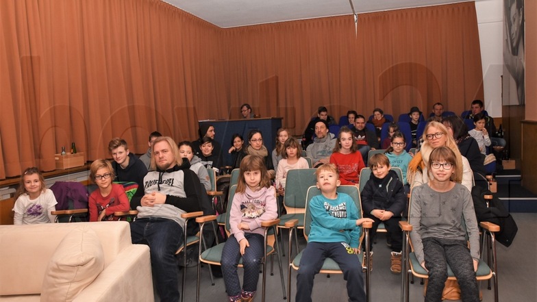 Voller Erwartung haben die Kinder und Erwachsenen am Vormittag des Weihnachtstages im Kino Café Rietschen Platz genommen und warten nun auf Findus.