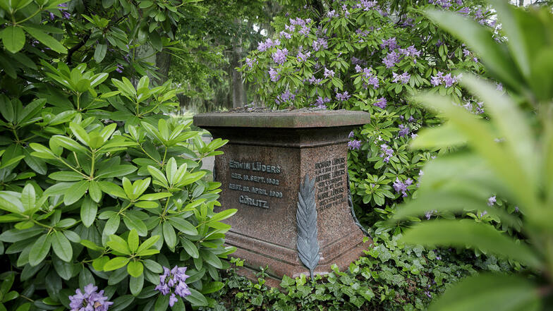 Auf dem Grab der Familie Lüders auf dem Friedhof Görlitz steht nur noch der Sockel mit den Namen und Lebensdaten der Verstorbenen. Die kunstvolle Statue aber ist weg.