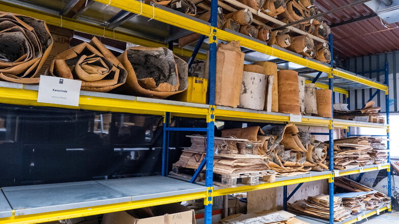 Große Mengen getrocknete Birkenrinden für verschiedene Einsatzbereiche lagern bei der Firma Nevi auf dem Gelände des Kühlhauses.