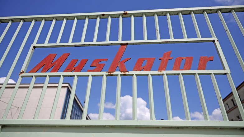 Der Schriftzug "Muskator" prangt an einem Zufahrtstor zum Gelände an der Breiten Straße in Riesa.