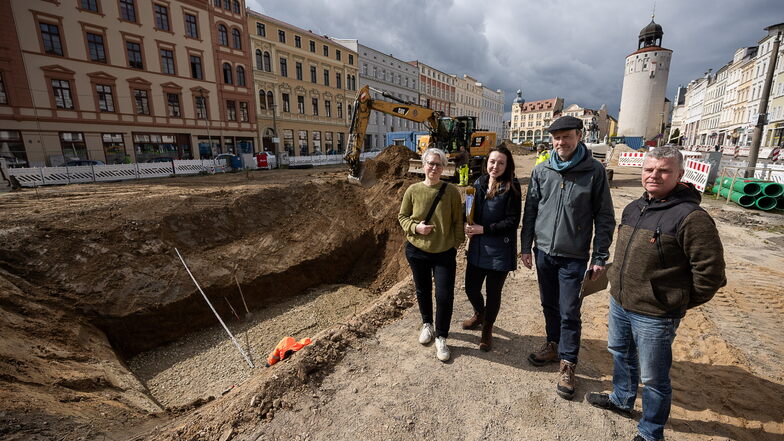 Von links: Andrea Weyrich und Joanna Bialon (beide vom Planungsbüro Richter+Kaup) sowie Reynard Werling und Svend Schmoll (beide Stadtverwaltung Görlitz) stehen auf der Baustelle am Elisabethplatz, wo eine Zisterne eingegraben wird.