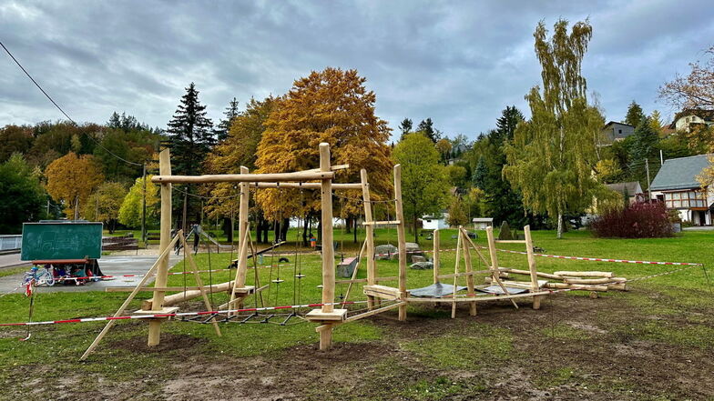 So sieht es gegenwärtig in der Dorfmitte von Mohorn-Grund aus. Auch hier werden neue Spielgeräte errichtet.