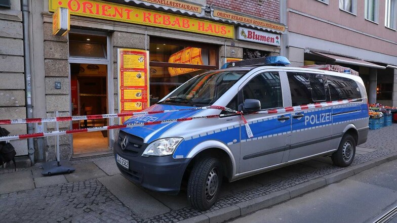 Am Schillerplatz hat am Dienstagnachmittag ein Unbekannter eine brennende Flasche in einen Dönerimbiss geworfen. Die Polizei hat am Donnerstag einen Verdächtigen festgenommen.