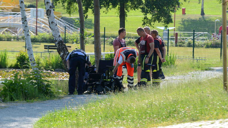 Die Einsatzkräfte mussten nicht nur eine leblose Person aus dem Teich bergen, sondern auch einen Rollstuhl.