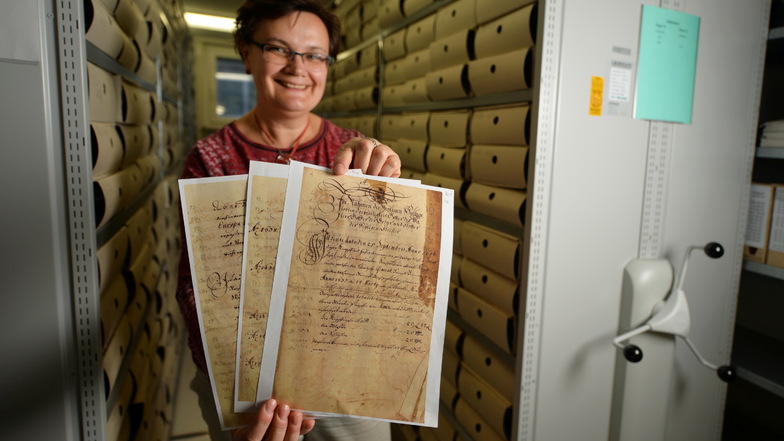 Stadtarchivarin Annette Karnatz hat nicht nur historische Schätze wie eine Kopie der Denkschrift über den Aufbau der Kötzschenbrodaer Kirche nach dem 30-jährigen Krieg vom 25. September 1656, zu bieten.