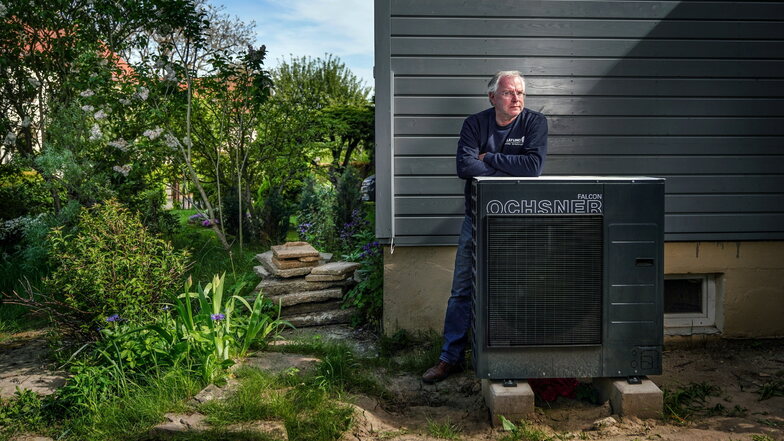 Der Obermeister und eine frisch installierte Luft-Wasser-Wärmepumpe. OIaf Linck ist gegen Subventionen dieser Technologie, für freie Wahl der Heizart.