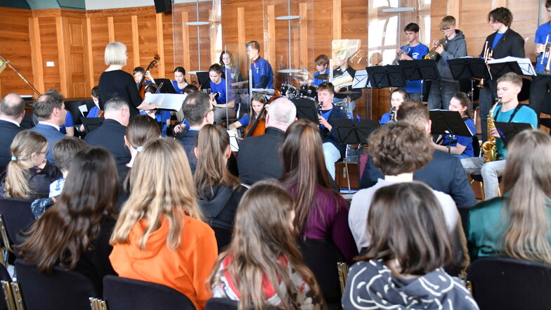 Die Schüler der HGR-Bigband musizierten anlässlich der Veranstaltung mit Kultusminister Piwarz.