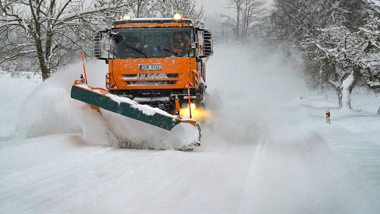 Ein Fahrzeug vom Winterdienst räumt eine Straße bei Stonaøov, da über Nacht im Hochland etwa 40 Zentimeter Neuschnee fielen.