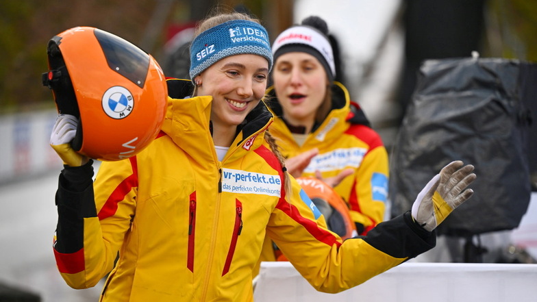 Platz zwei beim Heimrennen in Altenberg: Susanne Kreher. Im Hintergrund applaudiert Siegerin Tina Herrmann.