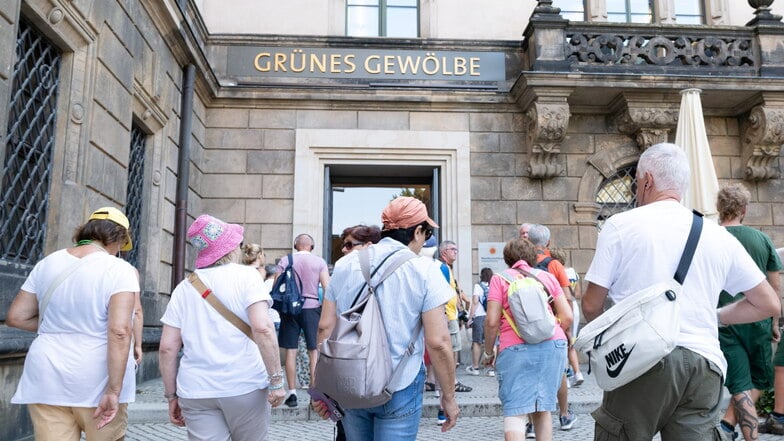 Zahlreiche Besucher gehen vor dem Eingang zum Grünen Gewölbe.