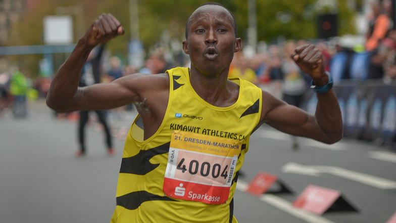 Ezekiel Koech aus Kenia gewinnt den Marathon und stellt einen neuen Streckenrekord auf. Dafür kassiert er insgesamt 10.500 Euro Prämie. Zweiter wurde Vorjahressieger und Landsmann Edwin Kosgei in 2:11:26 Stunden. Foto: Cristian Juppe
