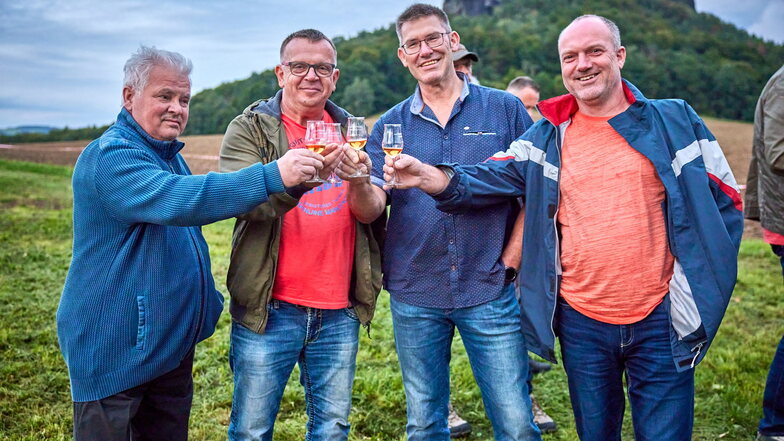 Sláinte! Jochen Bielang, Dan Dressel, Olaf Münzner und Ralf Rosenthal (v.l.) stoßen auf ihre Whiskybusfahrt an.