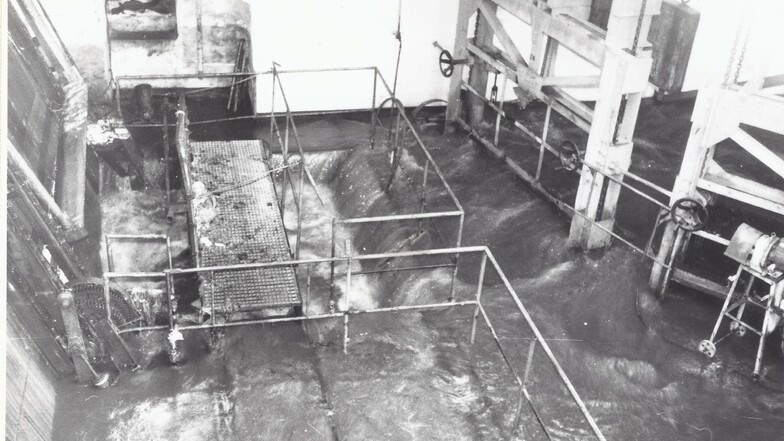 Am 2. Januar 1987 kommt es im Klärwerk Kaditz zur Katastrophe. Nach Starkregen und langem Stromausfall werden das Gebäude mit dem Feinrechen, hier im Bild, und die Hauptpumpstation überflutet.